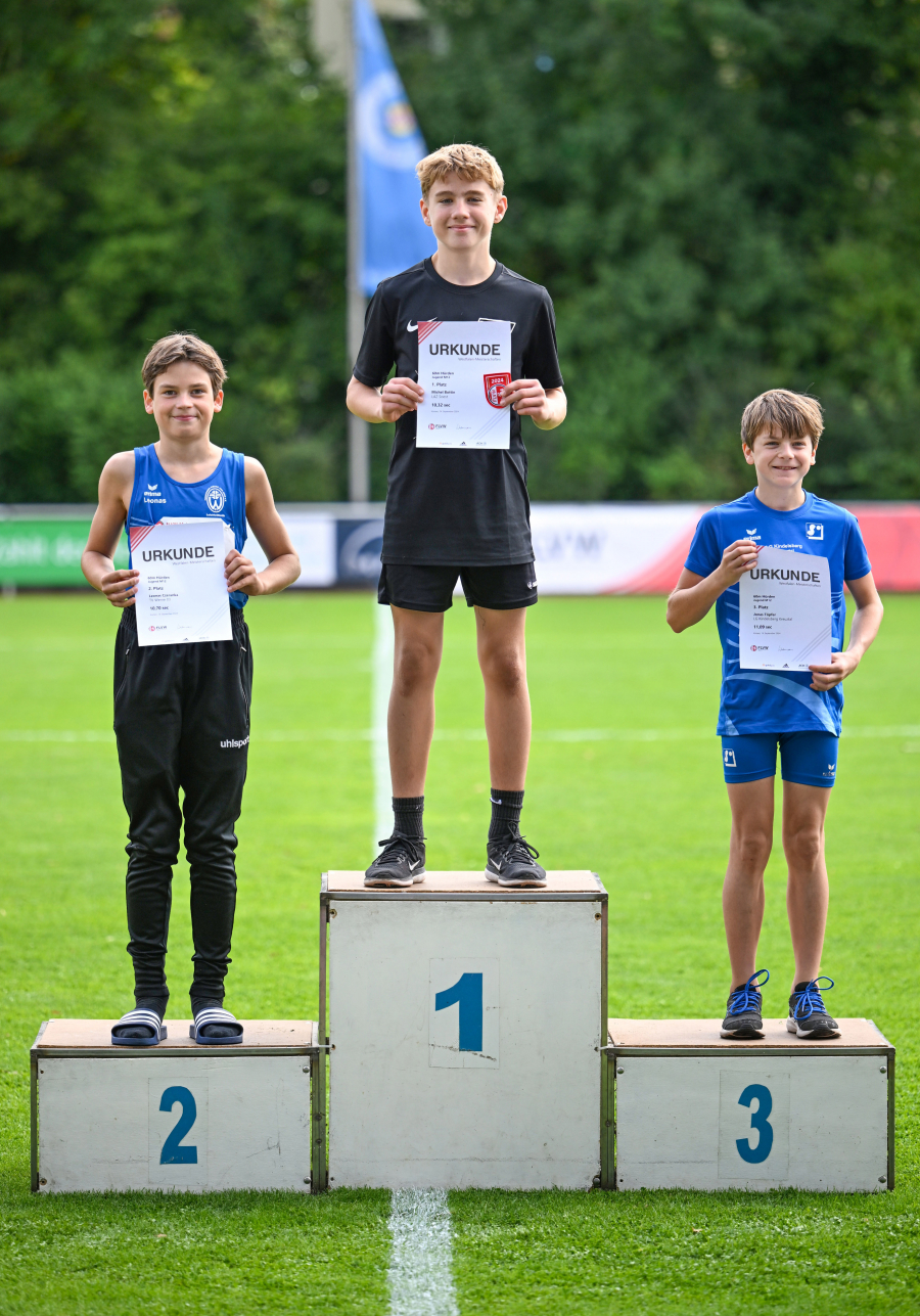 M12-H&uuml;rdensprint-Siegerehrung in Kamen: In der Mitte Westfalenmeister Michel Bottin vom LAZ Soest, links Vizemeister Leonas Czeranka (TV Werne, rechts der Dritte, Jonas T&ouml;pfer (LG Kindelsberg Kreuztal). Foto: Bottin