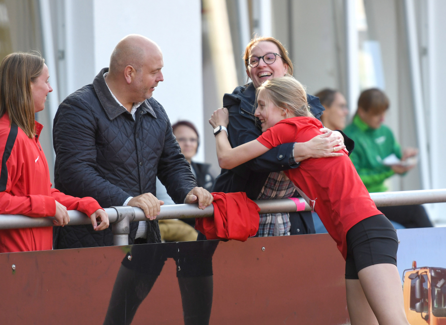 Gro&szlig; war die Freude &uuml;ber Greta Karstens Westfalenmeistertitel im Hochsprung auch bei Trainerin Annika Straub (links) und den Eltern der Sportlerin. Foto: Bottin