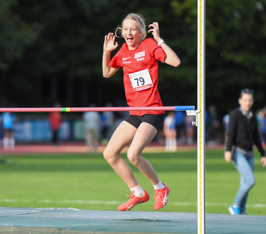 Mit einer Topleistung zum Titel: Greta Karsten (W12) vom LAZ Soest war im Hochsprung mit 1,55 Metern eine Klasse f&uuml;r sich und freute sich riesig &uuml;ber                            Sieg und Gold bei den U14-Westfalenmeisterschaften. Foto: Bottin