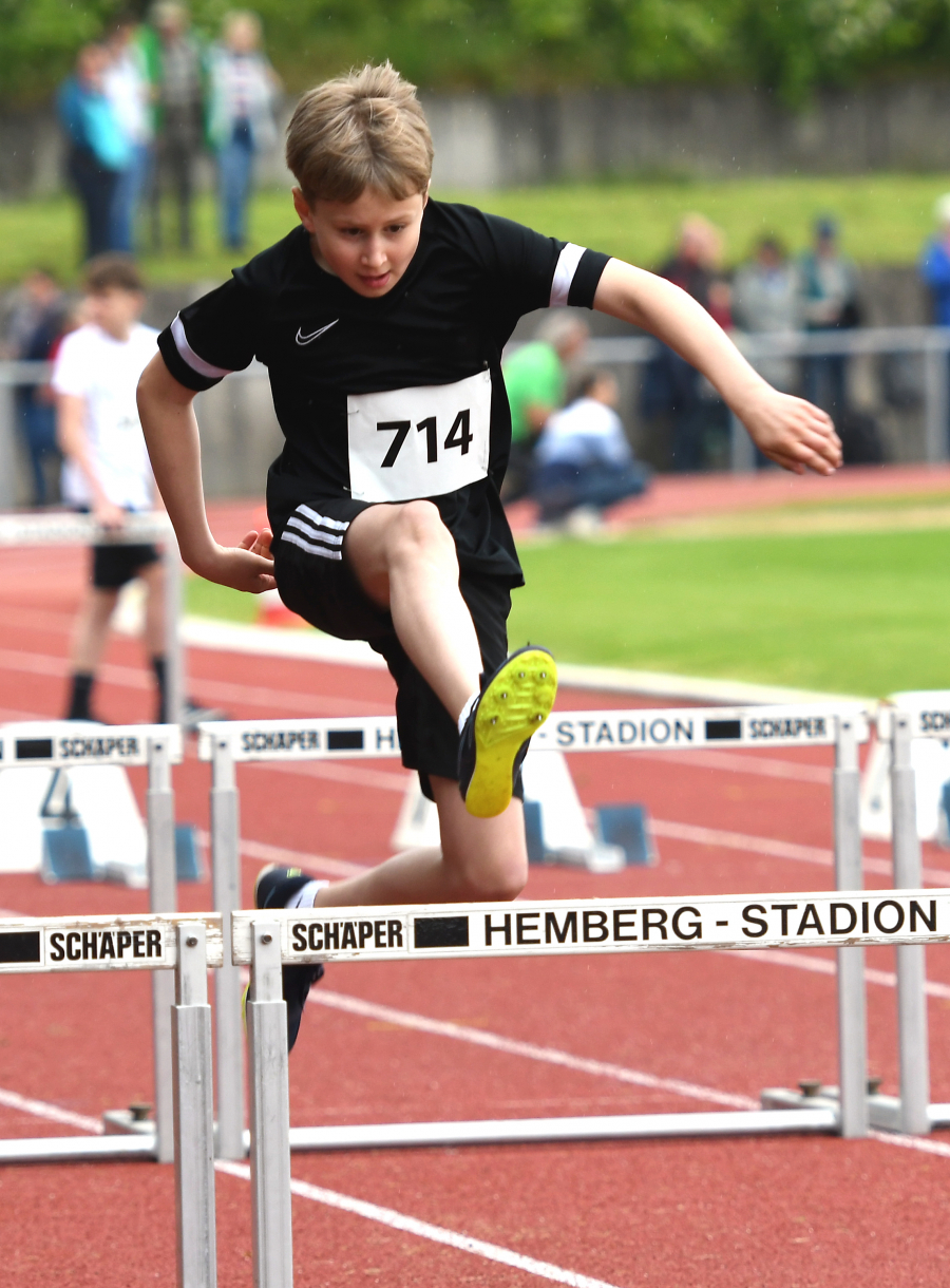 M12-Sportler Malte Langenscheidt beim 60 Meter-H&uuml;rdensprint. Foto: Bottin
