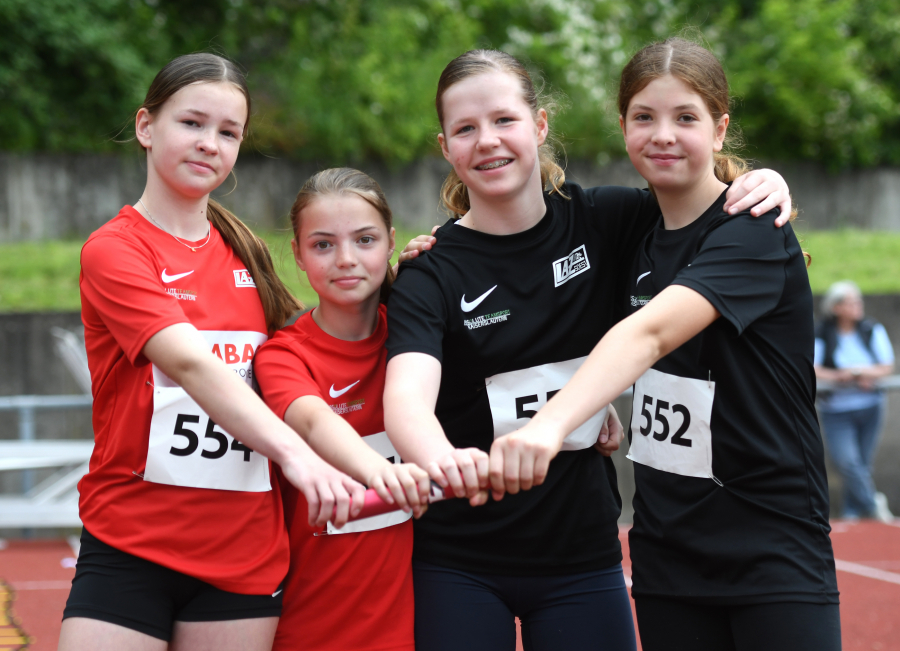 Freude &uuml;ber Platz drei: Die U14-Staffel der LAZ M&auml;dchen Marlene Soer, Marie Rustemeyer, Hannah Eppe und Leni Schneider (v.l.n.r.) erzielte 42,81 Sekunden &uuml;ber 4 x 75 Meter. Foto: Bottin