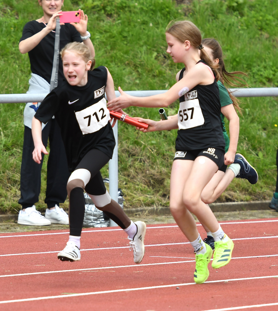 Stabwechsel zwischen Noelle Biegel (rechts) und ihrer Schwester Charlotte Biegel in der 4 x 50-Meter-Staffel. Das Soester U12-Quartett, zu dem auch noch                             Sophie Bornemann und Mona Nienhaus geh&ouml;rten, liefen &uuml;ber 4 x 50 Meter in 33,14 Sekunden auf Platz vier. Foto: Bottin