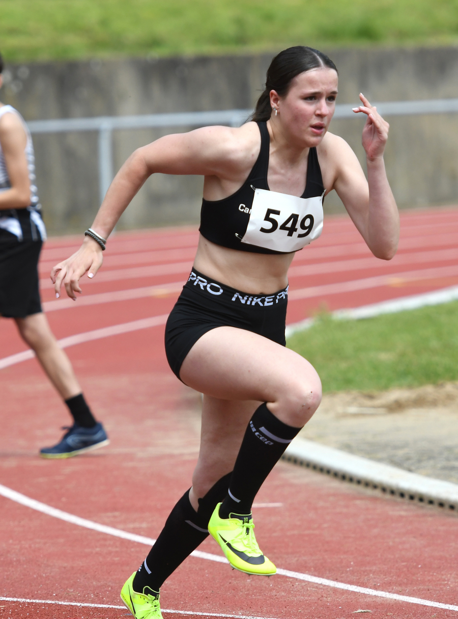 Carmen B&uuml;ttner (W15) legte die 100 Meter in 13,86 Sekunden zur&uuml;ck und wurde Dritte. Foto: Bottin