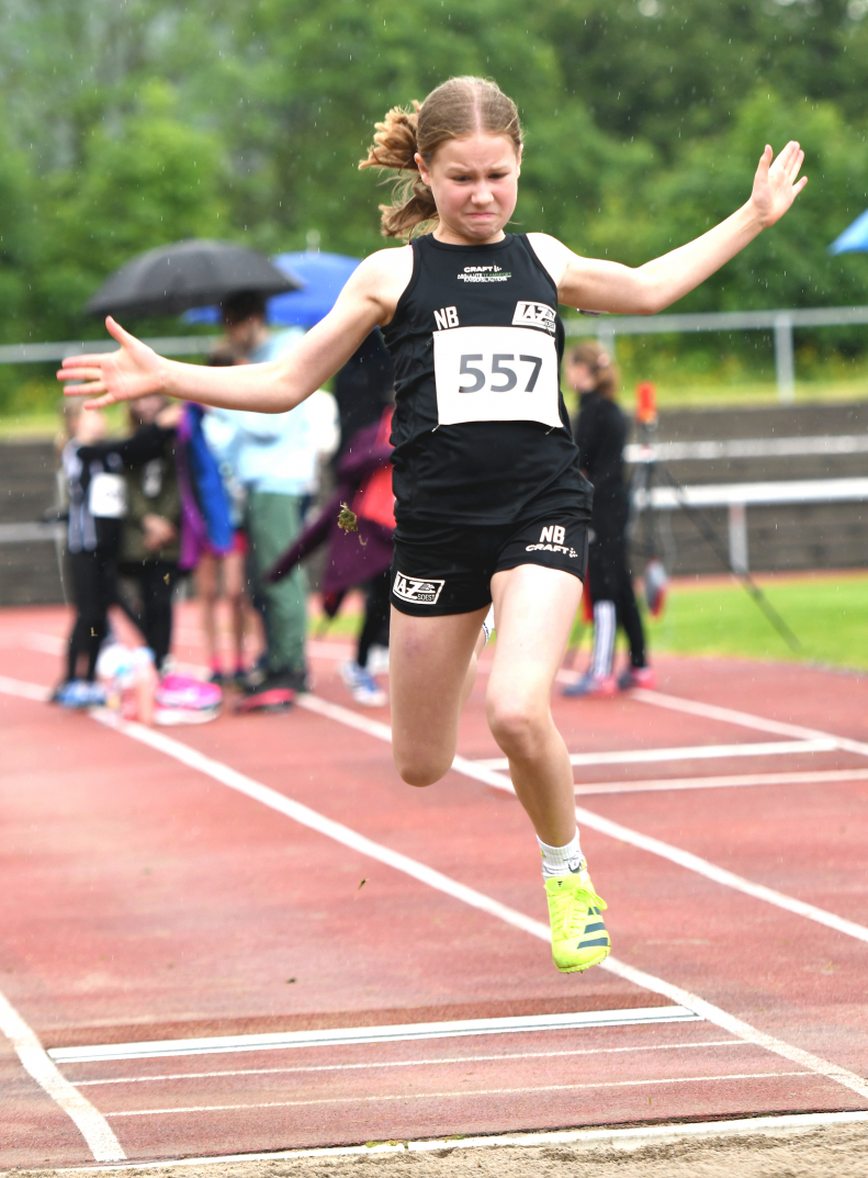 Noelle Sophie Biegel vom LAZ Soest gewann in der Altersklasse W11 nicht nur im Weitsprung, sondern auch &uuml;ber 50 Meter, 800 Meter und im Ballwurf. Foto: Bottin|Freude &uuml;ber Platz drei: Die U14-Staffel der LAZ M&auml;dchen Marlene Soer, Marie Rustemeyer, Hannah Eppe und Leni Schneider (v.l.n.r.) erzielte 42,81 Sekunden &uuml;ber 4 x 75 Meter. Foto: Bottin|Mona Nienhaus (W9) sicherte sich als j&uuml;ngste Sportlerin des LAZ Soest in Iserlohn den Weitsprungsieg mit 3,16 Metern.                             Die 50 Meter legte sie in 9,34 Sekunden zur&uuml;ck. Foto: Bottin|Stabwechsel zwischen Noelle Biegel (rechts) und ihrer Schwester Charlotte Biegel in der 4 x 50-Meter-Staffel. Das Soester U12-Quartett, zu dem auch noch                             Sophie Bornemann und Mona Nienhaus geh&ouml;rten, liefen &uuml;ber 4 x 50 Meter in 33,14 Sekunden auf Platz vier. Foto: Bottin|Amelie Menzebach (W15) beim Weitsprunganlauf. Foto: Bottin|Carmen B&uuml;ttner (W15) legte die 100 Meter in 13,86 Sekunden zur&uuml;ck und wurde Dritte. Foto: Bottin|Leni Schneider (W12) beim Weitsprung. Foto: Bottin|Marie Rustemeyer (W12) beim Weitsprung. Foto: Bottin|Marlene Soer (W13) beim Weitsprung.|M12-Sportler Malte Langenscheidt beim 60 Meter-H&uuml;rdensprint. Foto: Bottin|LAZ-Trainerin Annika Straub hilft der jungen Mona Nienhaus beim Einstellen des Startblocks. Foto: Bottin|Spezielle Vorbereitung auf den 75-Meter-Start: W12-Sportlerin Marie Rustemeyer. Foto: Bottin|Hannah Eppe (W12) beim Weitsprung. Foto: Bottin|Marlene Soer (W13) beim 75-Meter-Sprint. Foto: Bottin|||