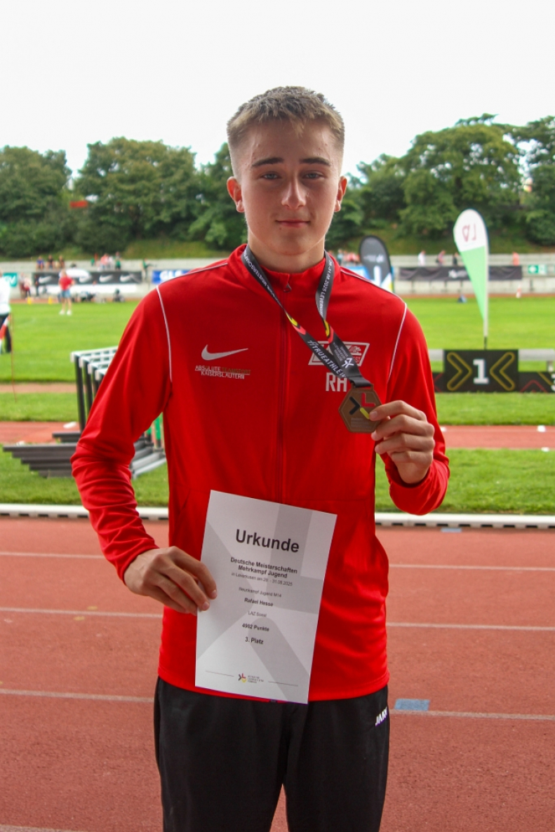Rafael Hesse mit der Bronzemedaille. Foto: Reinhard|Kraftvoller Speerwurf: Rafael Hesse ist nun zweitbester Speerwerfer in Deutschland. Foto: Reinhard|Ob er hier schon wusste wie weit der Speer segeln w&uuml;rde? 47,23 Meter bedeuteten eine Steigerung der Bestleistung von 7 Metern. Foto: Reinhard|Im Hochsprung ging es mal wieder hoch hinaus. Foto: Reinhard|Mehrkampf bedeutet auch viel Zeit zusammen mit der Konkurrenz zu verbringen. Foto: Reinhard|Vor dem 1000m-Lauf war er nicht sicher, ob es zur Medaille reichen w&uuml;rde. Foto: Reinhard|Platz 3 beim DM-Deb&uuml;t. Hesse ist nun auf nationaler Ebene angekommen, Foto: Reinhard|||