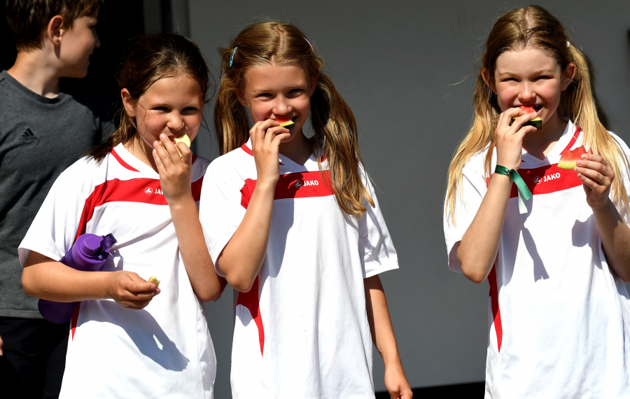 Frisches Obst in den Pausen f&uuml;r die schnellen Soester Grundsch&uuml;ler: Diesen drei jungen Sportlerinnen der Petrischule scheint es jedenfalls zu schmecken.